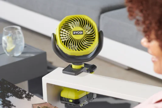 Kleiner Ventilator an Tischkante befestigt